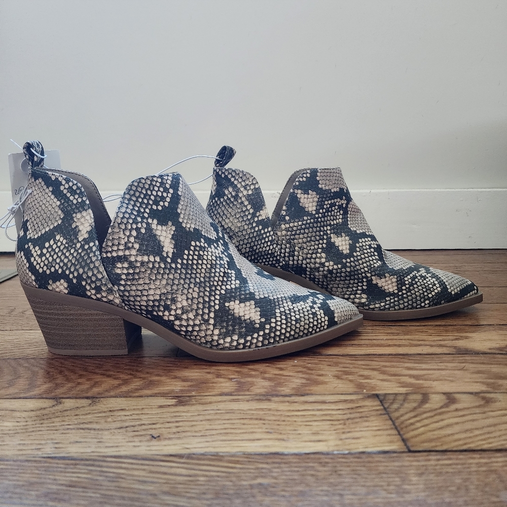 NWT Universal Thread Target Faux Snakeskin heeled Booties (Size 8)